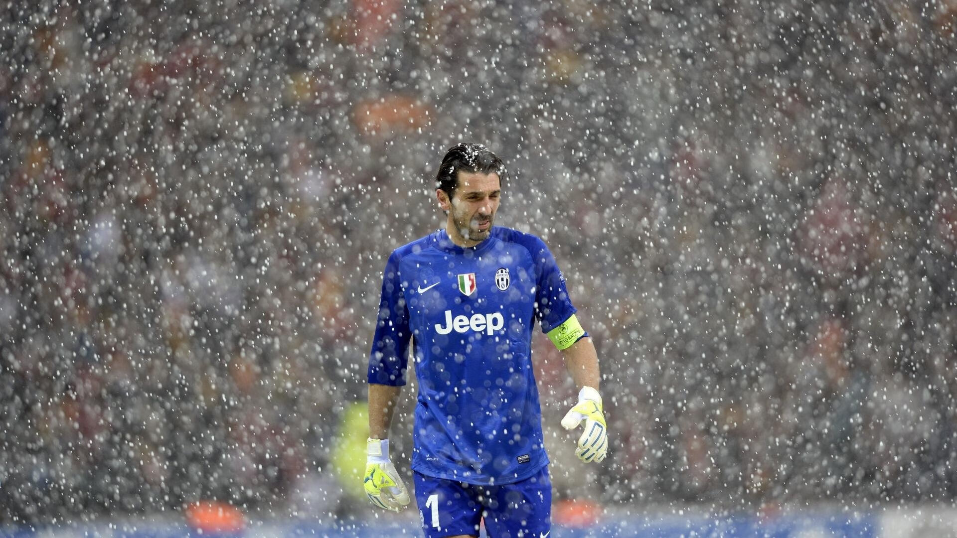 球场“花式表演”:最惊艳的欧冠技能合集,欧冠训练用球